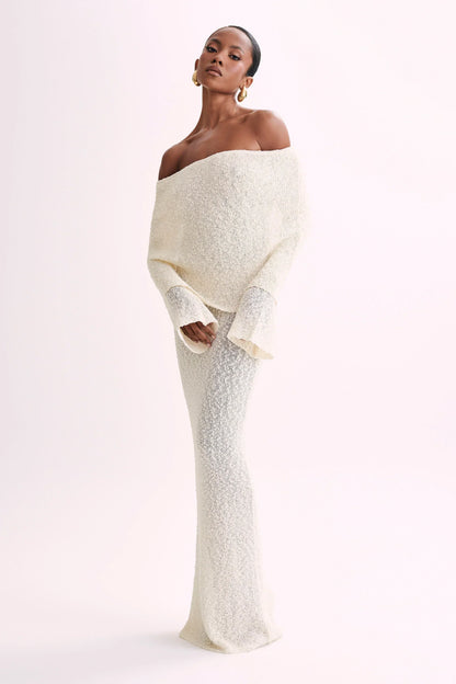 Elara - Elegant Off-Shoulder Maxi Dress